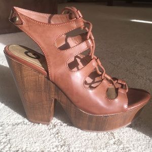 MOVING SALE! Tie Up Guess Pumps